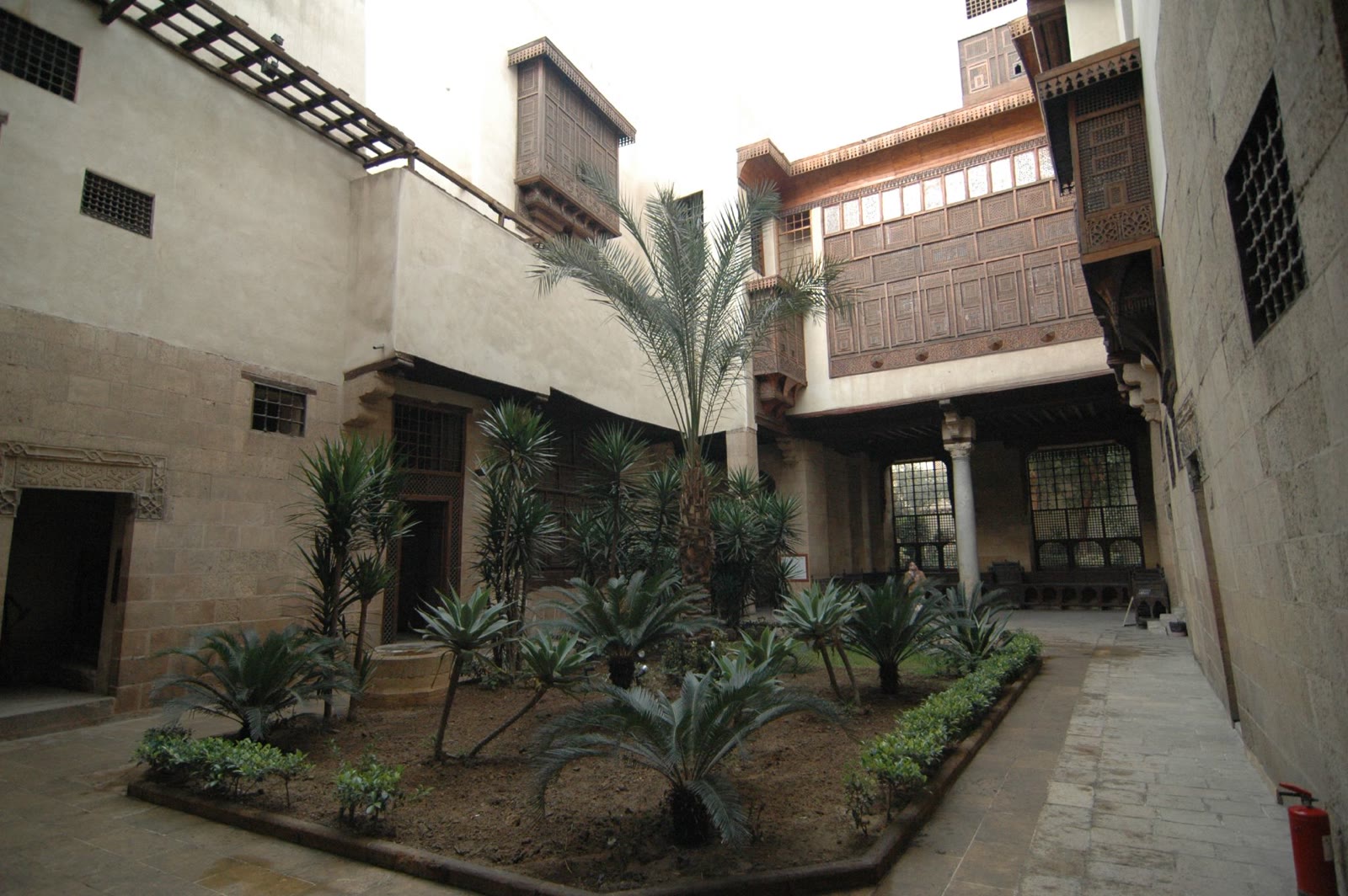 Courtyard facade, wooden screens and layered openings at Bayt al-Suhaymi